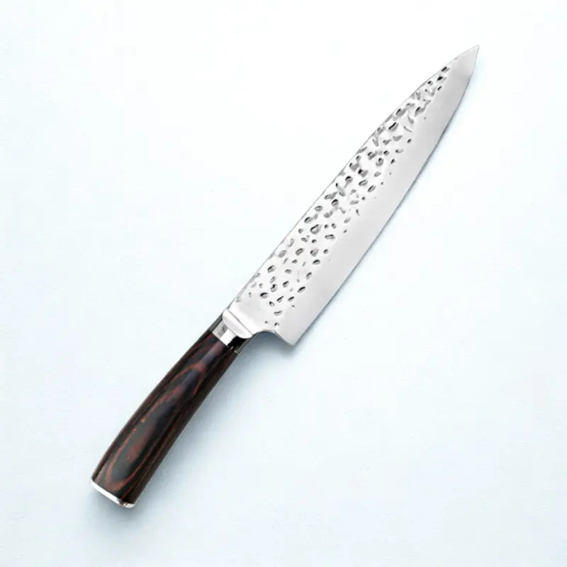 Couteau de chef martelé sur fond blanc