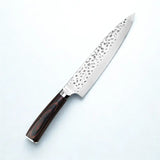 Couteau de chef martelé sur fond blanc