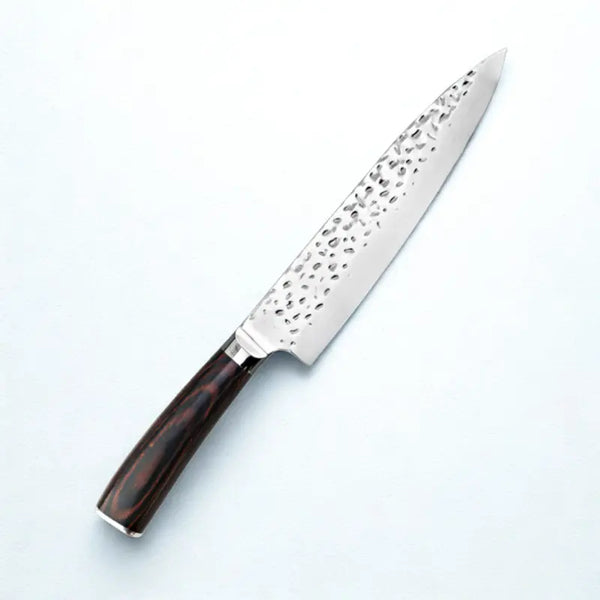 Couteau de chef martelé sur fond blanc