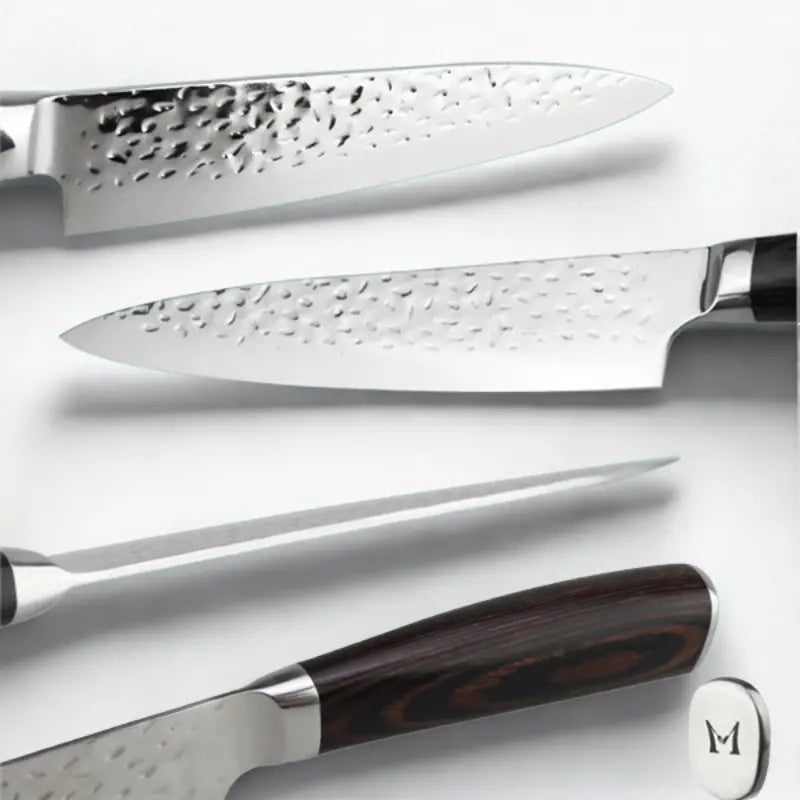 Couteau de chef martelé sous plusieurs angles sur fond blanc