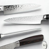 Couteau de chef martelé sous plusieurs angles sur fond blanc