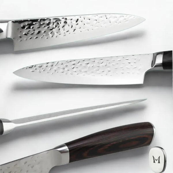 Couteau de chef martelé sous plusieurs angles sur fond blanc