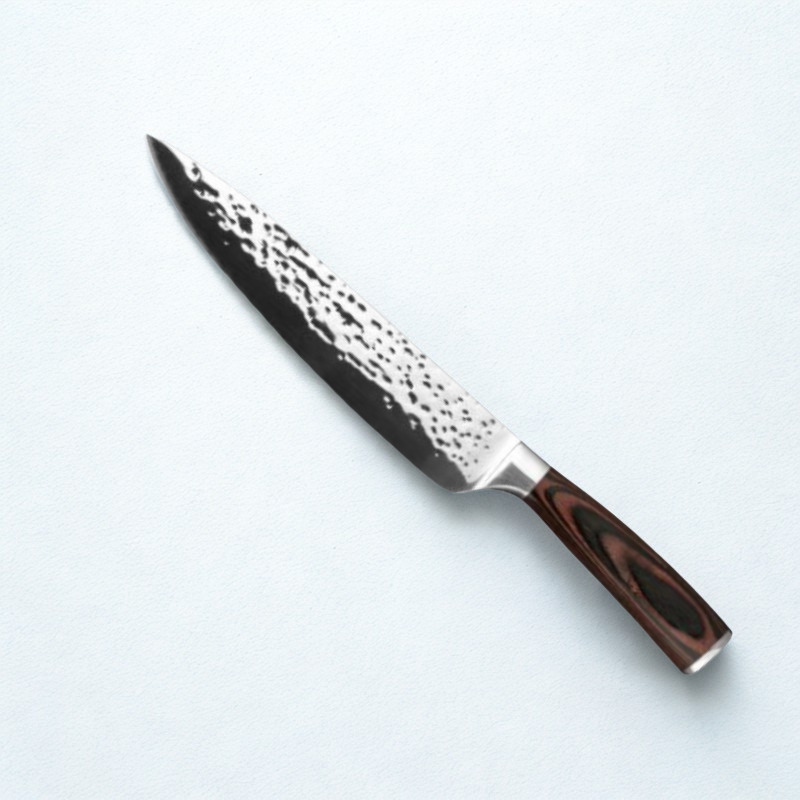Couteau de chef martelé sur fond blanc