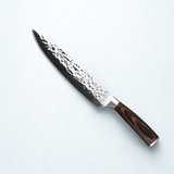 Couteau de chef martelé sur fond blanc