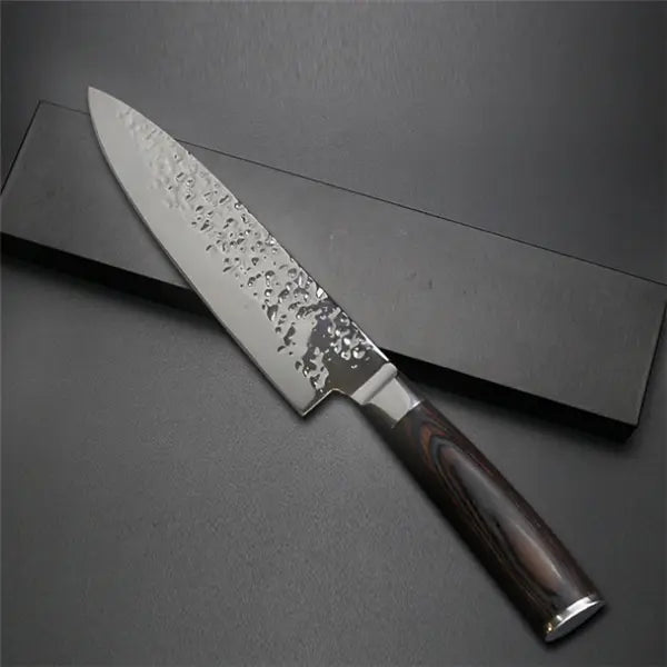 Couteau de chef martelé sur fond noir
