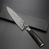 Couteau de chef martelé sur fond noir