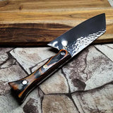 Couteau nordique manche en bois sur pierre et planche en bois