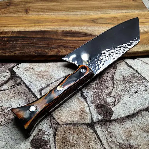 Couteau nordique manche en bois sur pierre et planche en bois