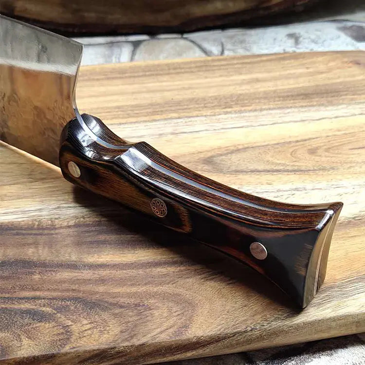 Couteau nordique manche en bois sur pierre et planche en bois