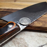 Couteau nordique manche en bois sur pierre et planche en bois