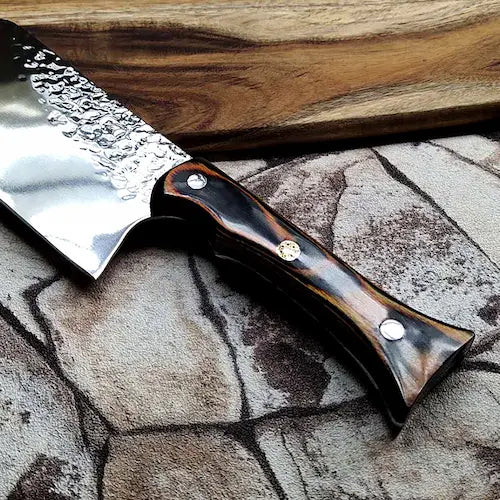 Couteau nordique manche en bois sur pierre et planche en bois