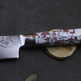 Couteau de chef en acier damas manche rouge et blanc sur fond gris