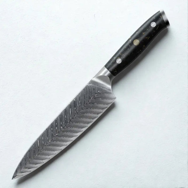 Couteau de chef éminceur en acier damas sur fond blanc