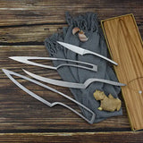 Couteaux inox monobloc sur fond bois