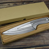 Couteau inox monobloc sur fond bois