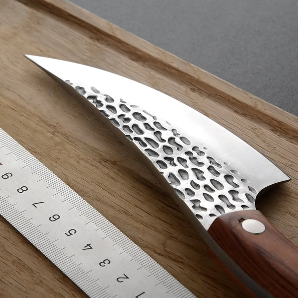 Couteau martelé sur planche en bois