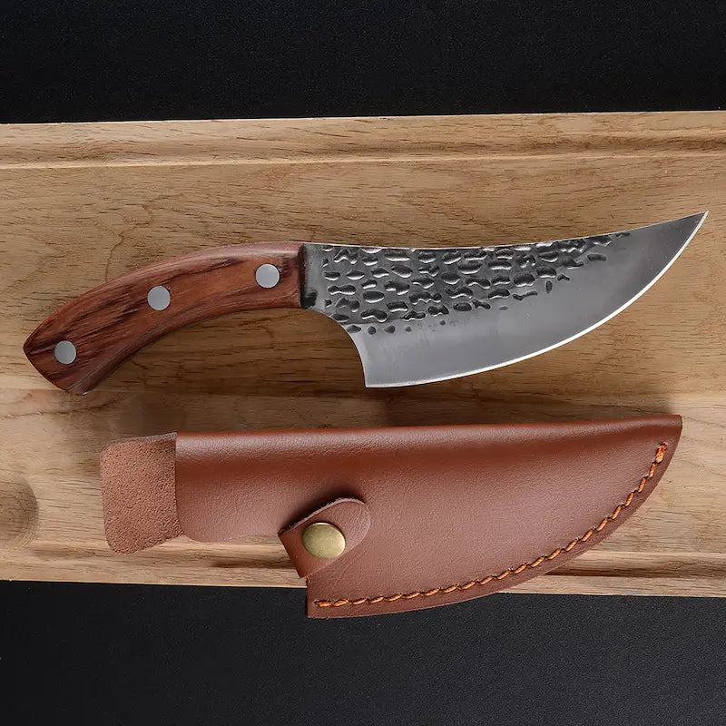 Couteau martelé et son étui sur planche en bois
