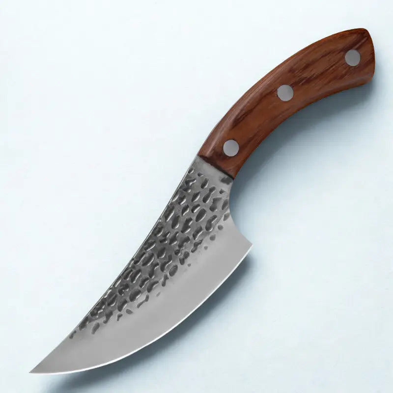 Couteau martelé sur fond blanc