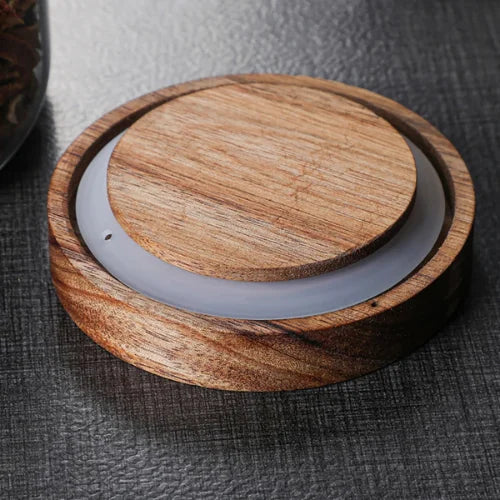 Couvercle en bois posé sur un support gris foncé