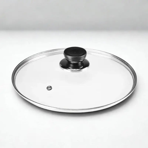 Couvercle en verre sur fond blanc