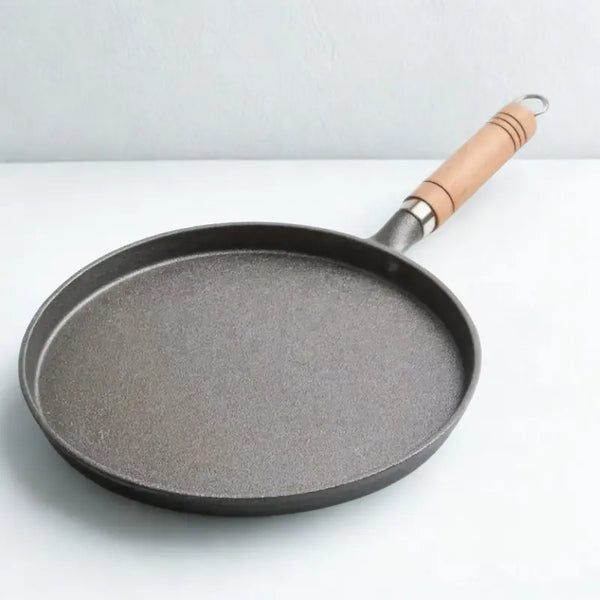 Crêpière en fonte sur fond blanc