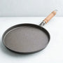 Crêpière en fonte sur fond blanc