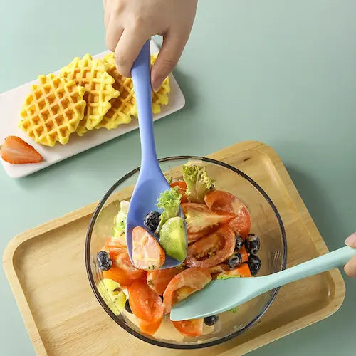 Cuillère en action dans une salade
