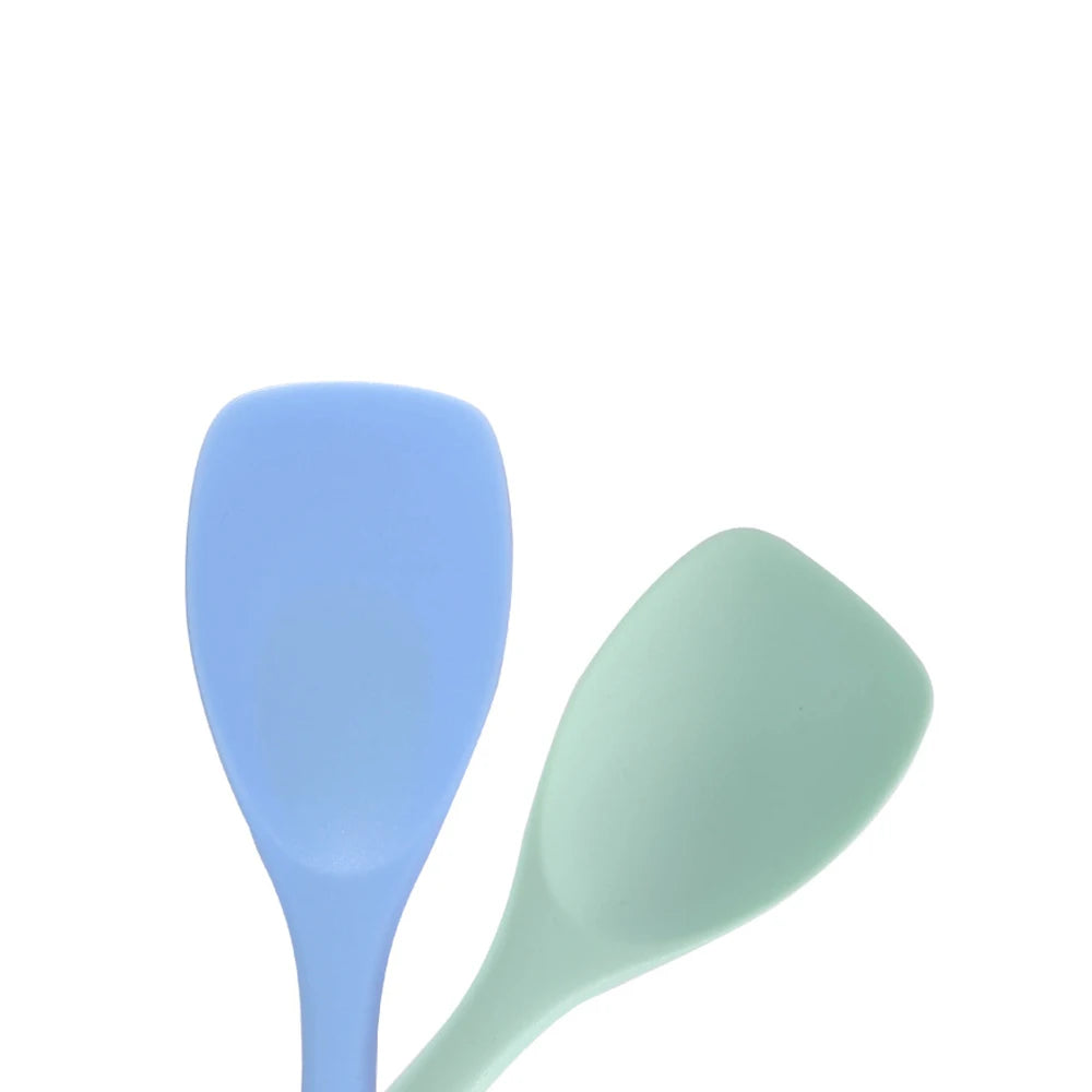 2 cuillères sur fond blanc