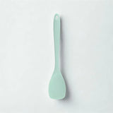 Cuillère turquoise sur fond blanc