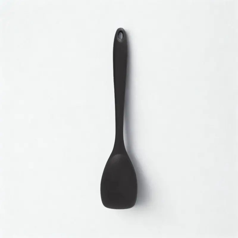 Cuillère noire sur fond blanc