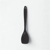 Cuillère noire sur fond blanc
