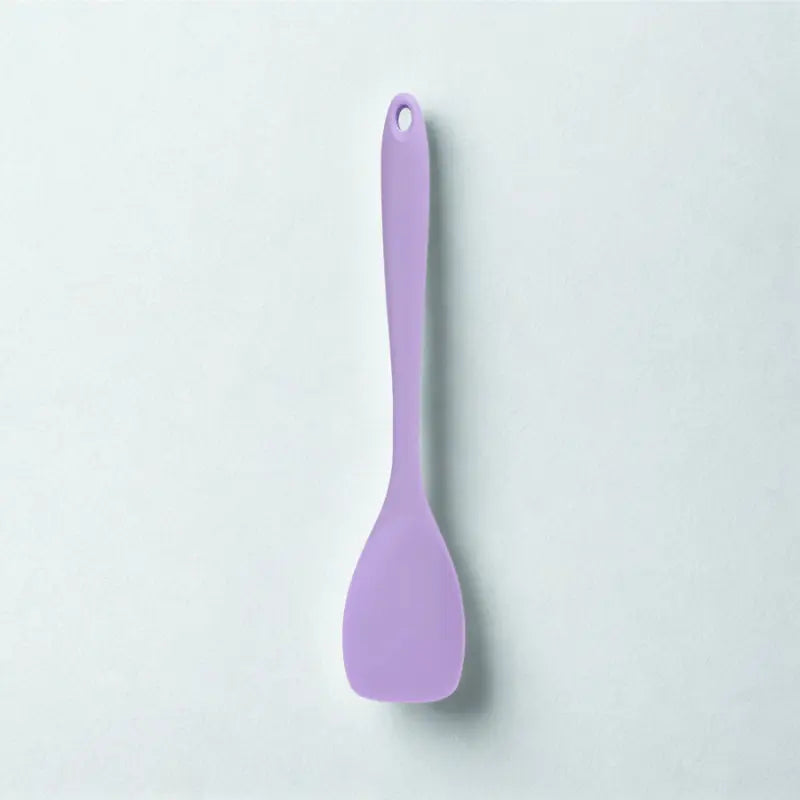 Cuillère violette sur fond blanc