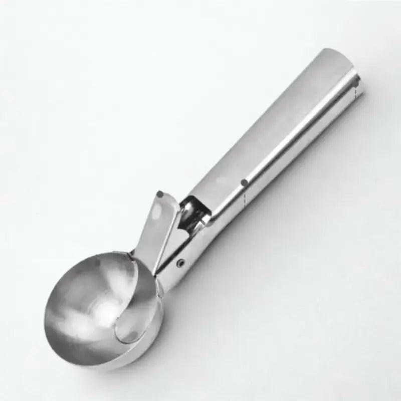 Cuillère à glace sur fond blanc