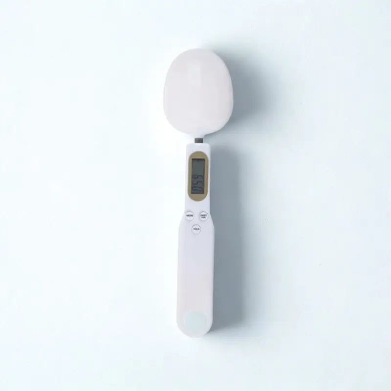 Cuillère balance blanche sur fond blanc
