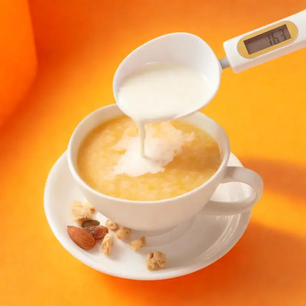 Cuillère verse lait dans tasse de café