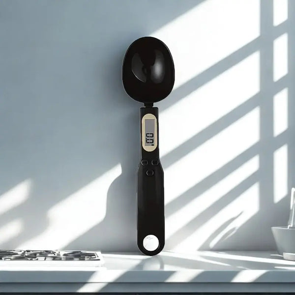 Cuillère balance noire sur fond blanc