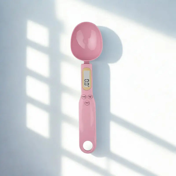 Cuillère balance rose sur fond blanc