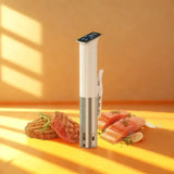 Cuiseur sous vide blanc sur fond orange