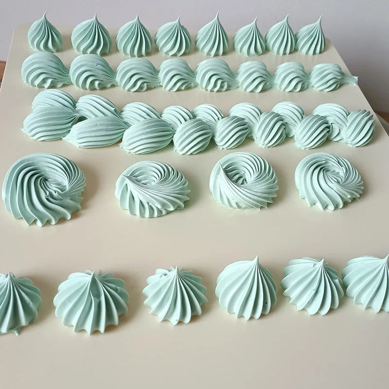 Crème en différentes formes décoratrices