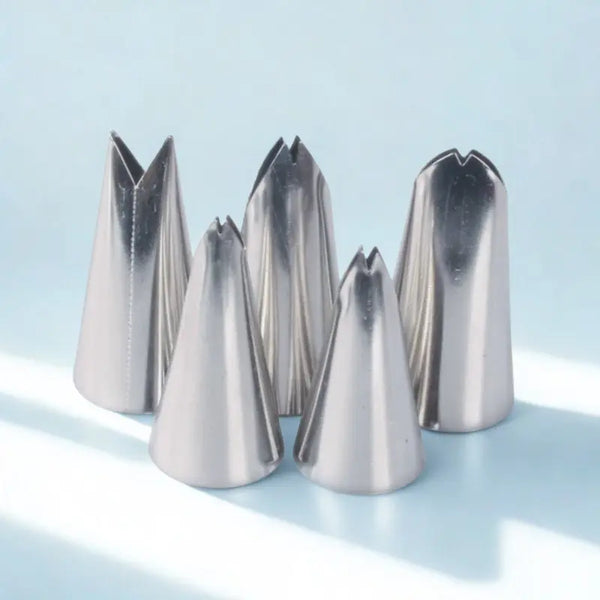 Douilles pâtissières inox sur fond blanc
