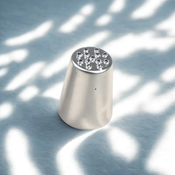 Douille inox sur fond blanc ombré