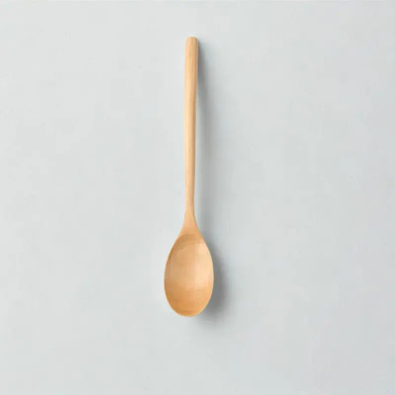 Cuillère bois clair sur fond blanc