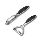 Rasoir et Éplucheur de cuisine en métal sur fond blanc