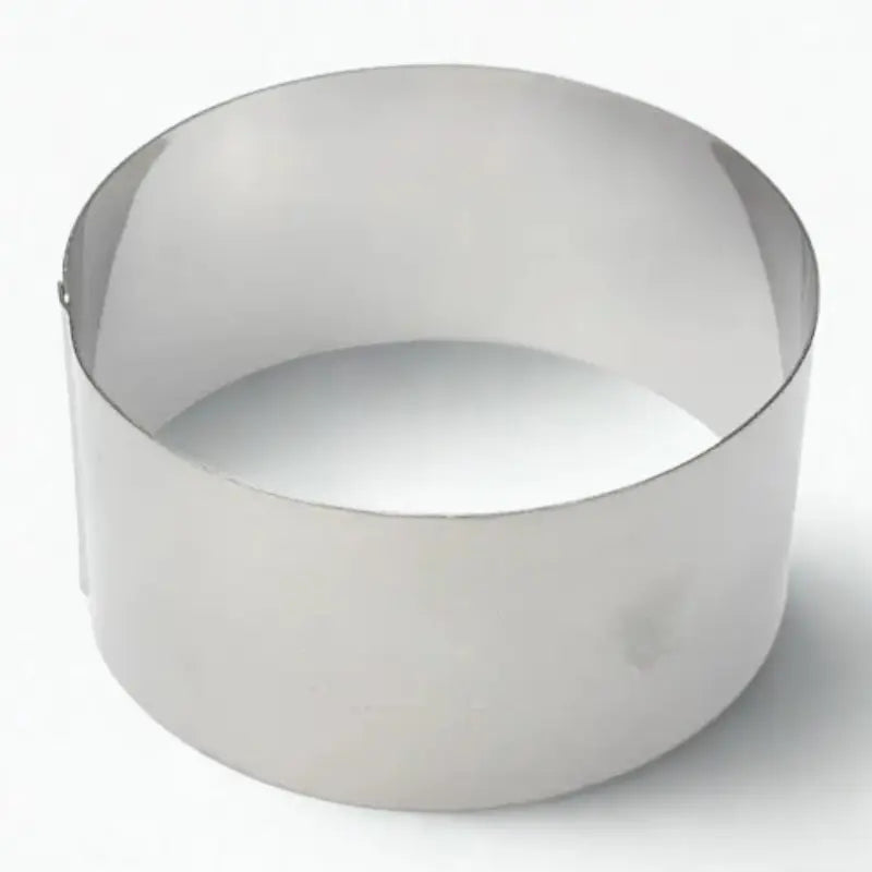 Emporte-pièce rond en acier inoxydable sur fond blanc