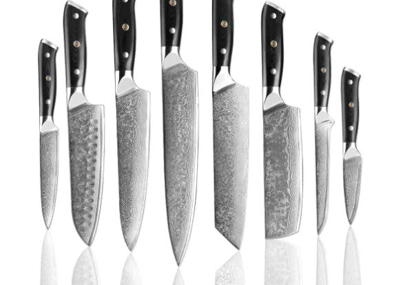 Ensemble de 8 couteaux en acier damas sur fond blanc