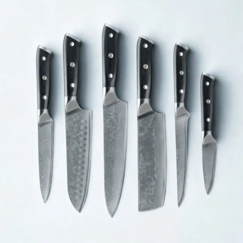 6 couteaux en acier damas sur fond blanc