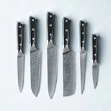 6 couteaux en acier damas sur fond blanc