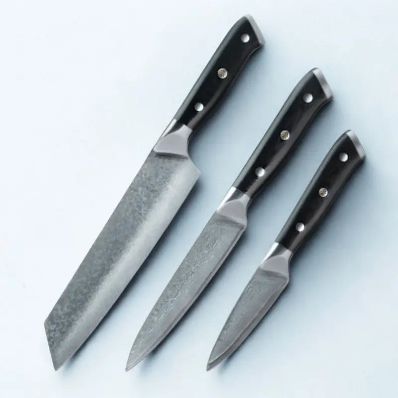 3 couteaux en acier damas sur fond blanc