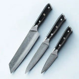 3 couteaux en acier damas sur fond blanc