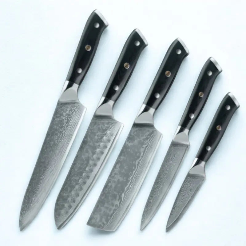 5 couteaux en acier damas sur fond blanc